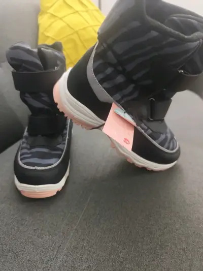 Botas infantiles negras con diseño - miniatura 1