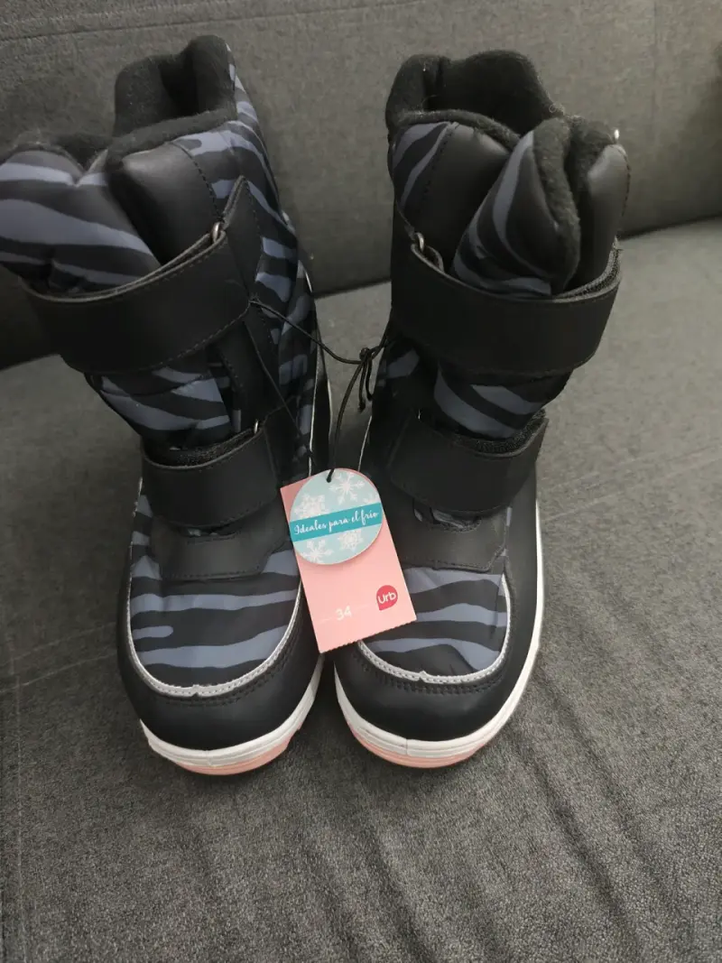 Botas infantiles negras con diseño - 2
