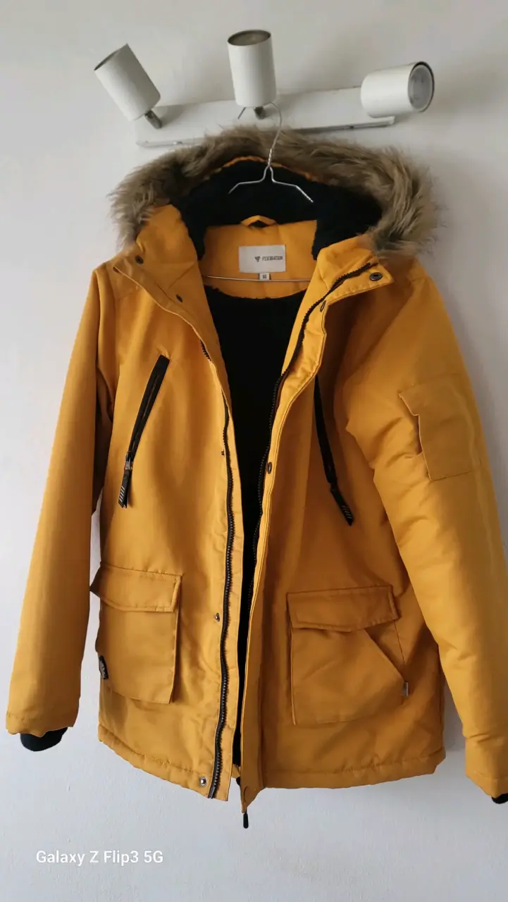 Parka amarilla con capucha de pelo - 1