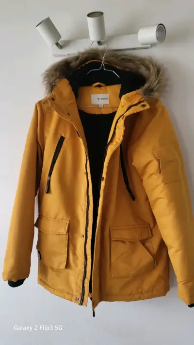 Parka amarilla con capucha de pelo - miniatura 1