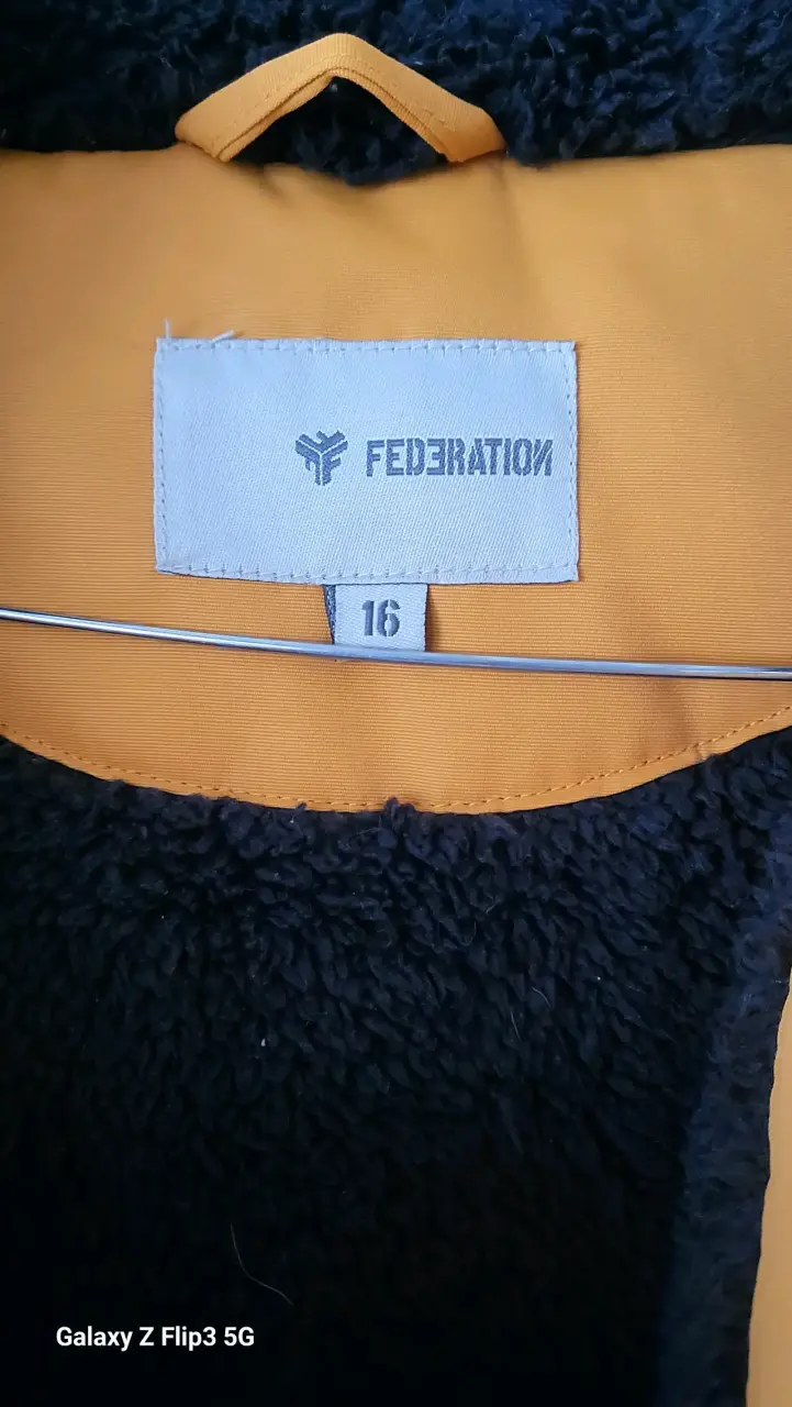 Parka amarilla con capucha de pelo - 3