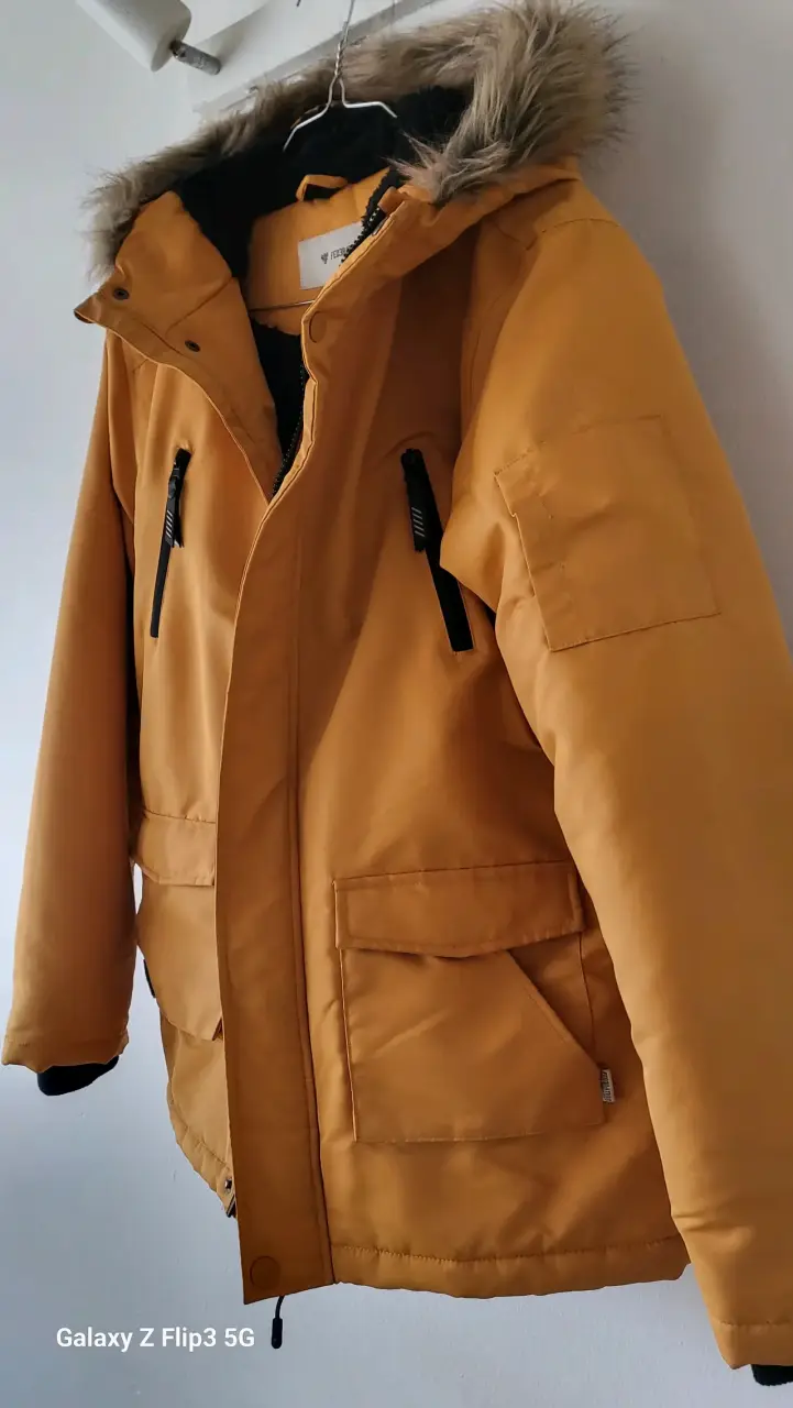 Parka amarilla con capucha de pelo - 4
