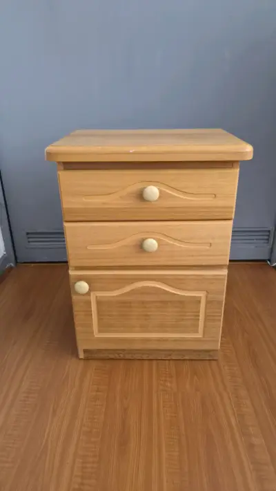 Velador de madera 2 cajones y 1 puerta - miniatura 1