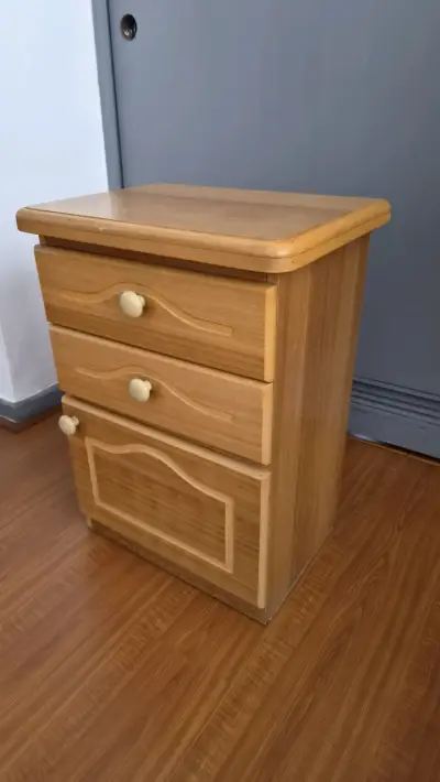 Velador de madera 2 cajones y 1 puerta - miniatura 2