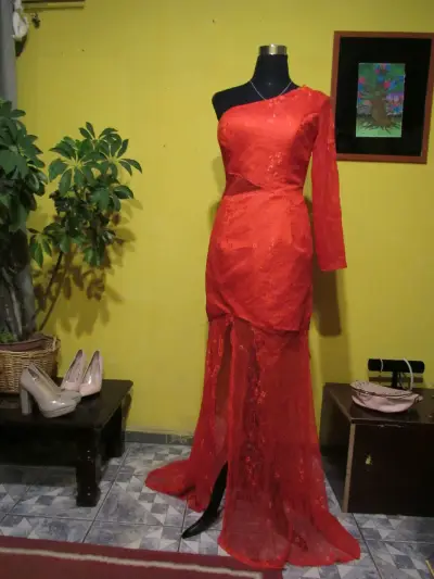 Vestido largo rojo asimétrico - miniatura 1