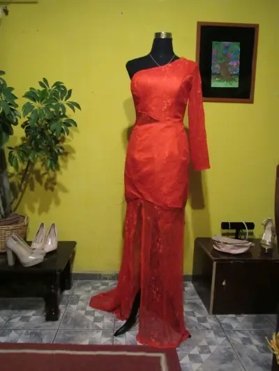 Vestido largo rojo asimétrico - miniatura 2