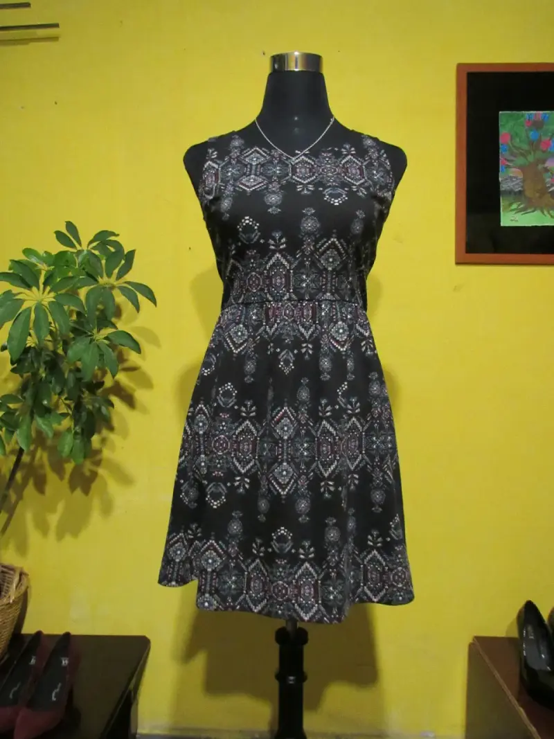Vestido negro con estampado geométrico - 1