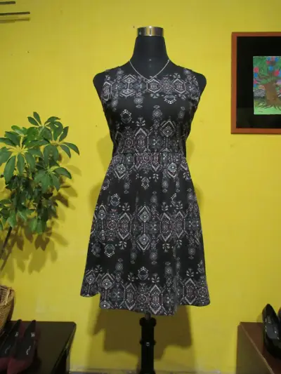 Vestido negro con estampado geométrico - miniatura 1