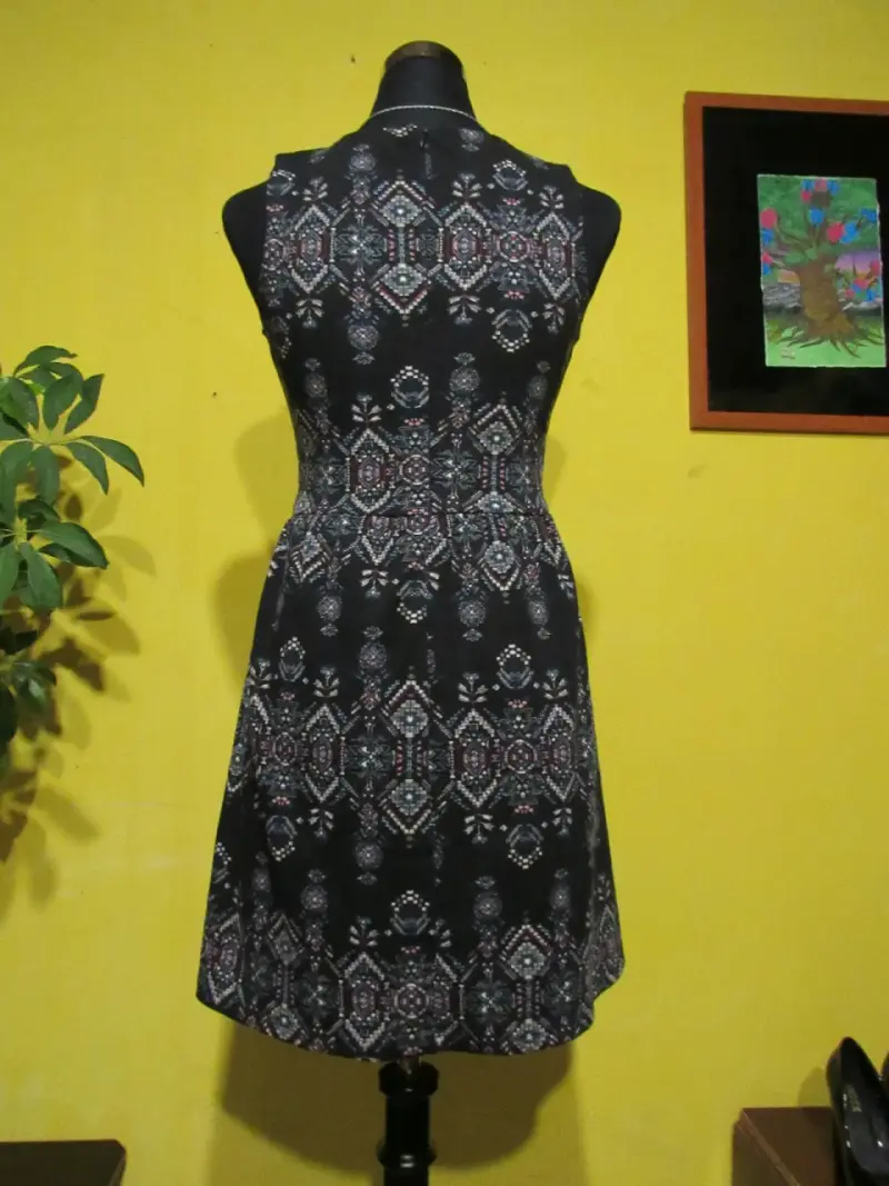 Vestido negro con estampado geométrico - 2