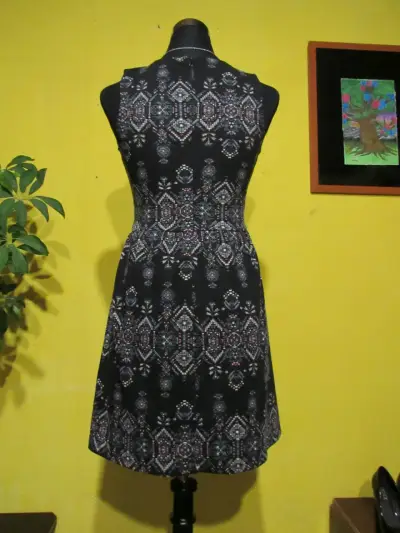 Vestido negro con estampado geométrico - miniatura 2