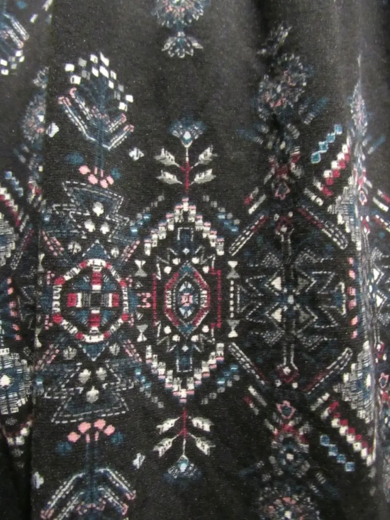 Vestido negro con estampado geométrico - 3