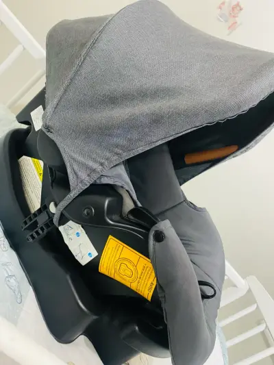 Silla de auto para bebé gris - miniatura 1