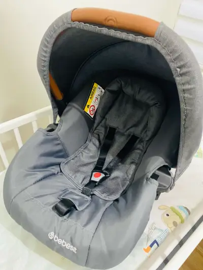 Silla de auto para bebé gris - miniatura 2