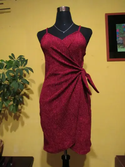 Vestido rojo brillante - miniatura 1