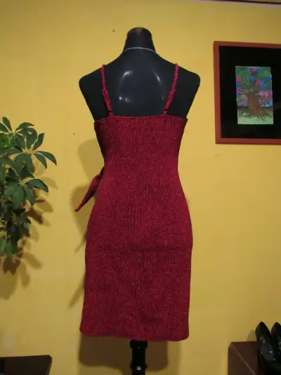 Vestido rojo brillante - miniatura 2