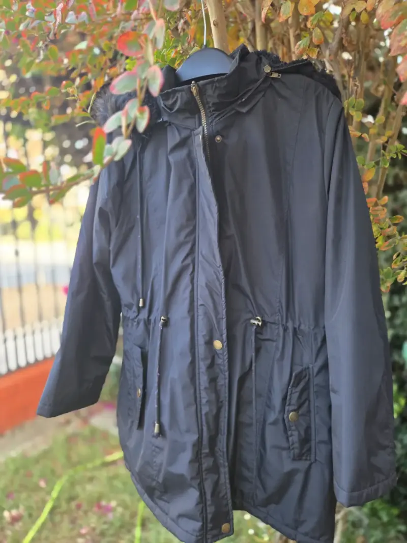 Parka negra con capucha