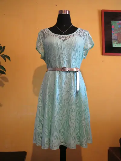 Vestido de encaje celeste - miniatura 1
