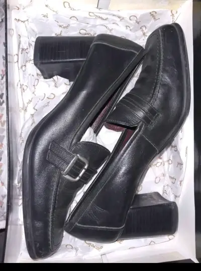 Zapatos de tacón negros de cuero - miniatura 1