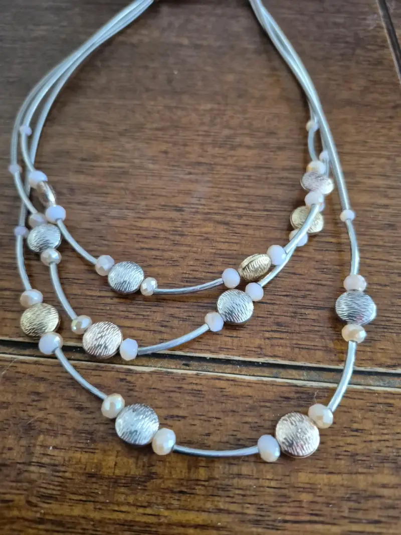 Collar de cuentas doradas y perlas - 1
