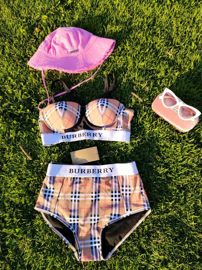 Bikini Burberry con estilo clásico - 2