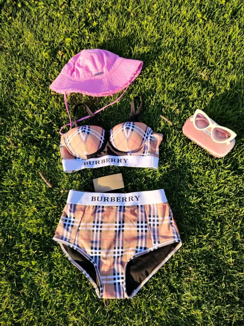 Bikini Burberry con estilo clásico - 3