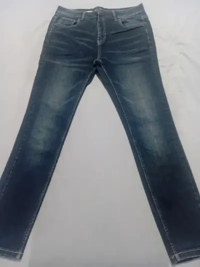 Jeans azules de mezclilla - miniatura 1