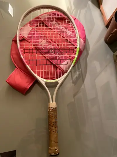 Raqueta de tenis con funda rosada - miniatura 1