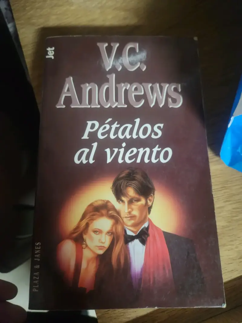 Libro Pétalos al Viento de V.C. Andrews