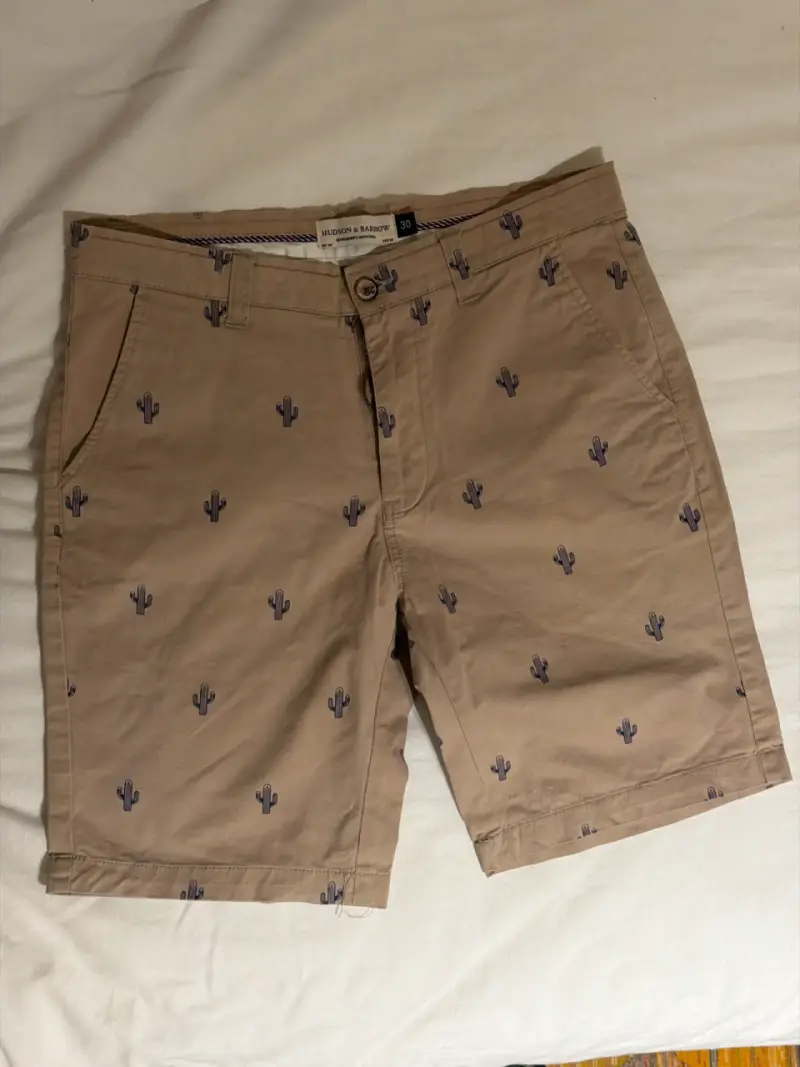 Shorts beige con estampado de cactus - 1