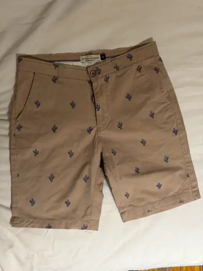 Shorts beige con estampado de cactus - miniatura 1