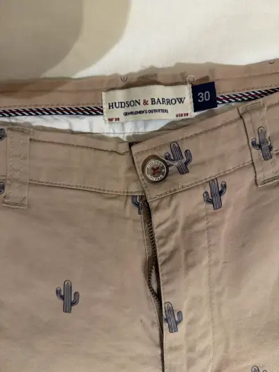 Shorts beige con estampado de cactus - miniatura 2