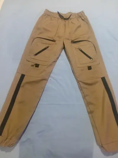 Pantalones cargo beige con bolsillo - miniatura 1