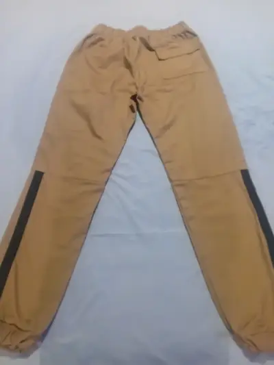 Pantalones cargo beige con bolsillo - miniatura 2