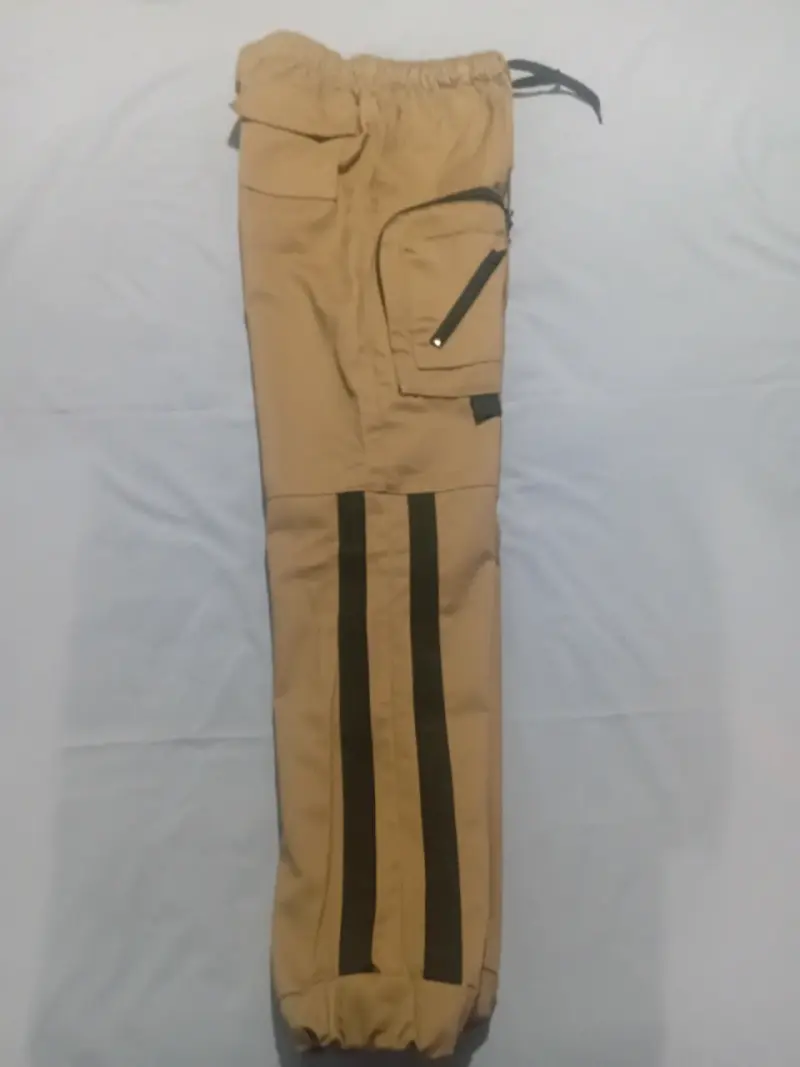 Pantalones cargo beige con bolsillo - 3
