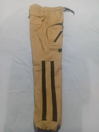 Pantalones cargo beige con bolsillo - miniatura 3