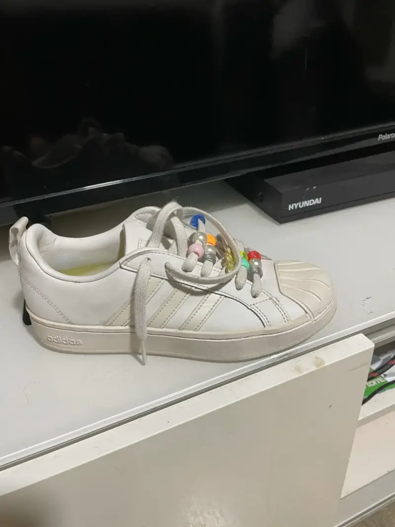 Zapatilla blanca Adidas de conchita - 2