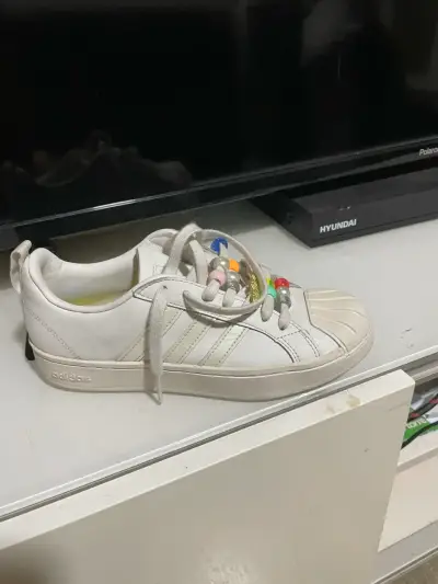 Zapatilla blanca Adidas de conchita - miniatura 2