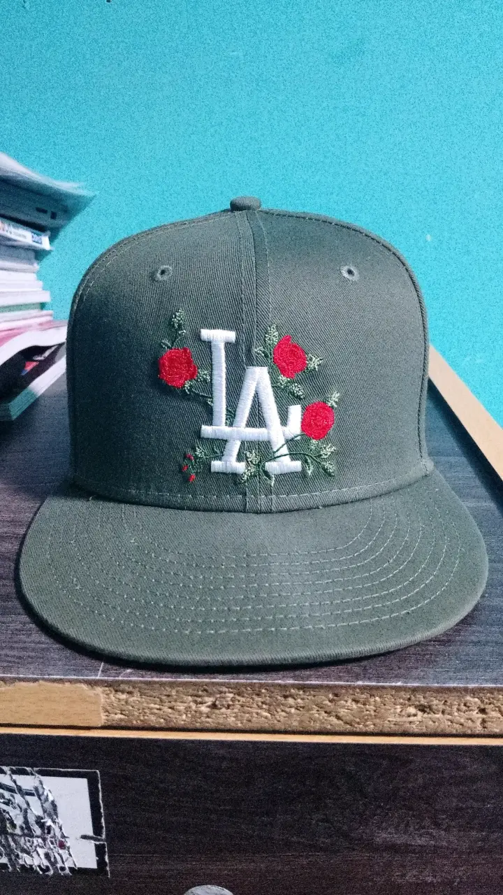 Gorra verde con rosas bordadas - 1