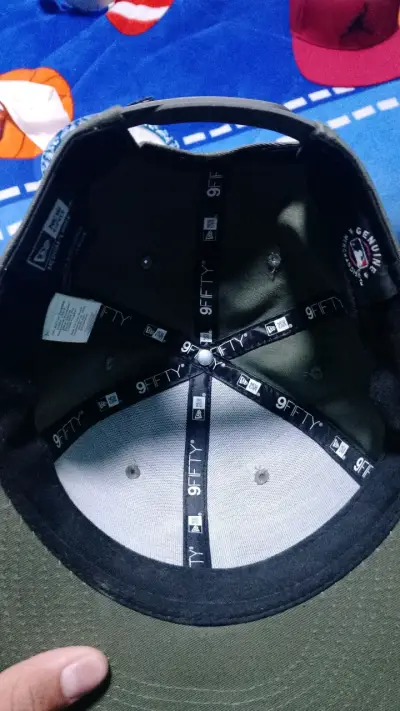 Gorra verde con rosas bordadas - miniatura 2