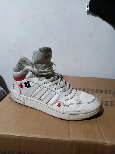 Zapatilla blanca Adidas con flores - miniatura 1