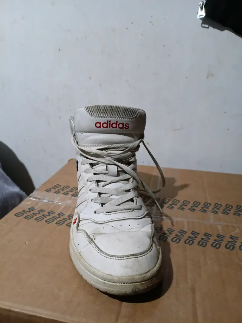 Zapatilla blanca Adidas con flores - 2