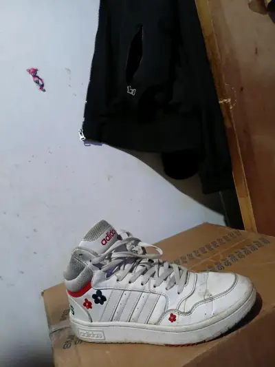 Zapatilla blanca Adidas con flores - miniatura 3