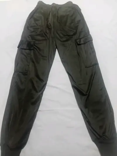 Pantalones jogger negros con bolsillos - miniatura 1