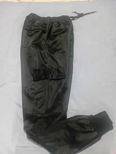 Pantalones jogger negros con bolsillos - miniatura 2
