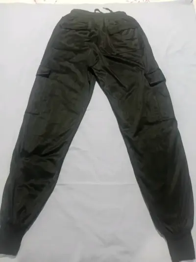Pantalones jogger negros con bolsillos - miniatura 3