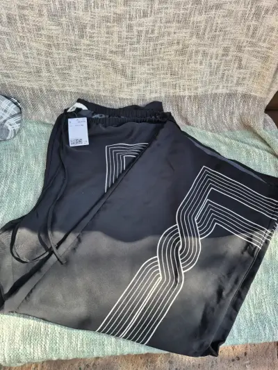 Pantalones negros gráficos - miniatura 3