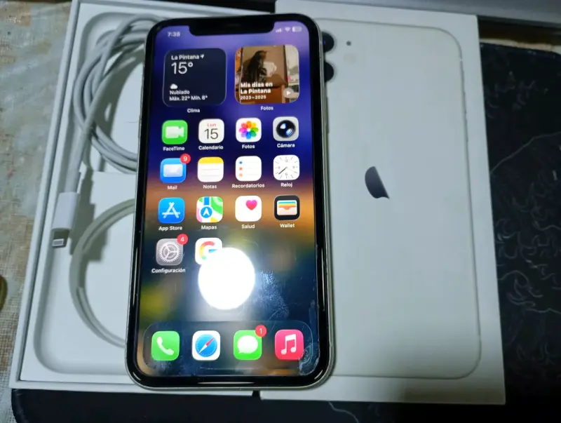 iPhone 11 con cable de carga y caja - 1