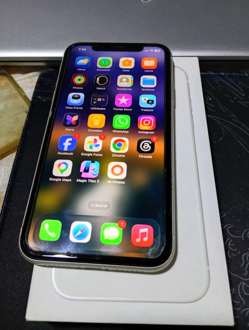 iPhone 11 con cable de carga y caja - 2