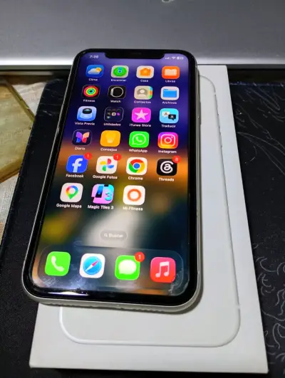 iPhone 11  con cable de carga  y caja - miniatura 2