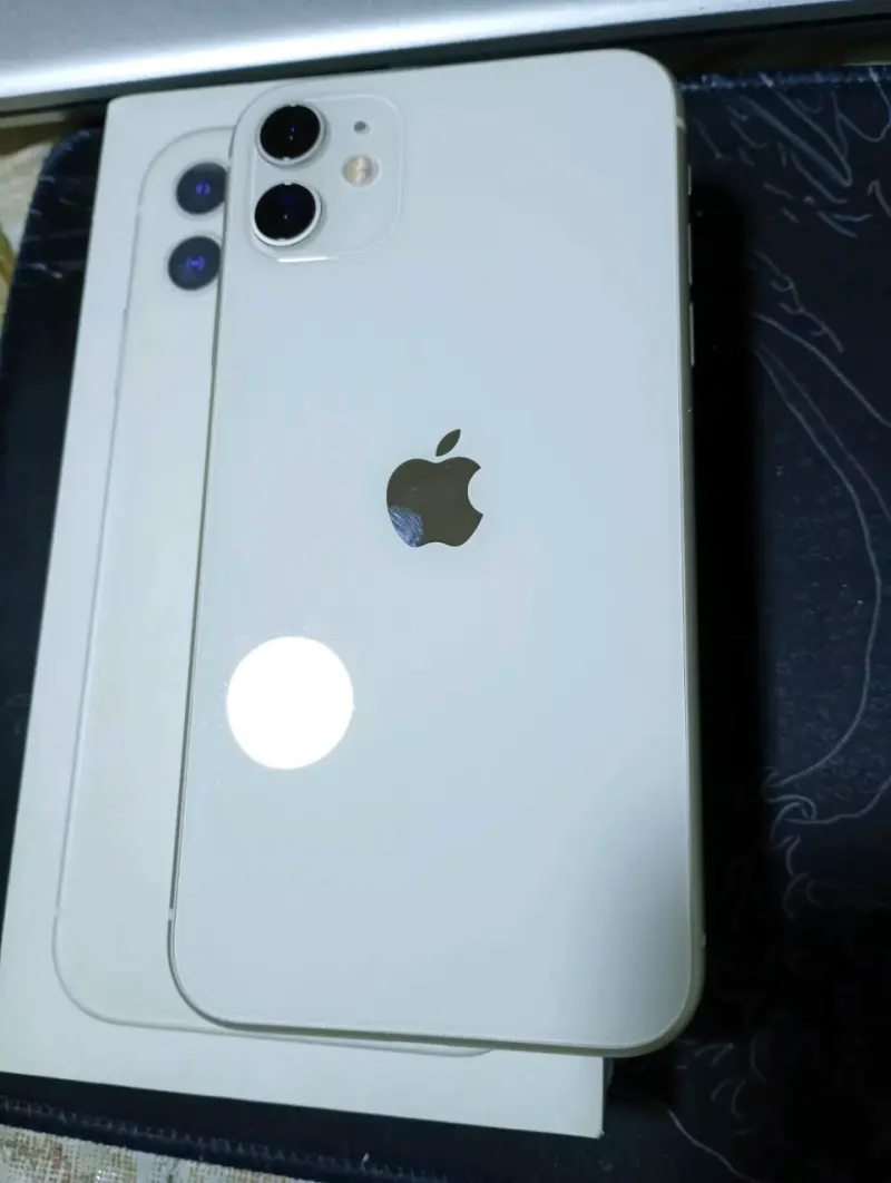 iPhone 11 con cable de carga y caja - 3